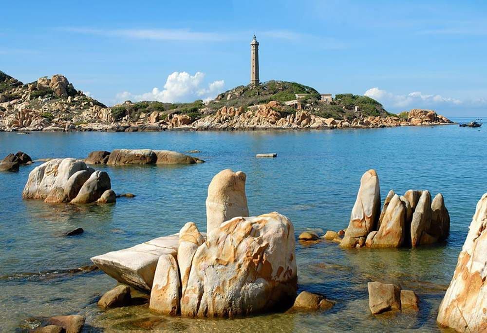 Mũi Kê Gà nơi nhìn ra ngọn hải đăng cổ nhất Đông Dương